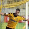 ﻿Futbolcu aracında ölü bulundu