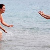 Antalya’da güneşi gören turistler denize koştu Antalya’da güneşi gören turistler denize koştu