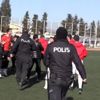Amatör futbol maçında devre arasında saha karıştı
