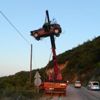 Uçuruma yuvarlanan araç vinç yardımıyla çıkarıldı