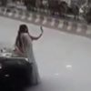 Selfie çekilen kızların telefonunu çaldı Selfie çekilen kızların telefonunu çaldı
