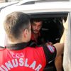 Eşiyle tartışan hamile kadın kendini otomobilden attı