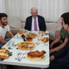 Binali Yıldırım öğrencilerin iftar davetini kırmadı Binali Yıldırım öğrencilerin iftar davetini kırmadı