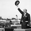 Demirel şapkasını hiç bırakmadı Demirel şapkasını hiç bırakmadı