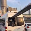 Akılalmaz kaza! Bariyer minibüse saplandı Akılalmaz kaza! Bariyer minibüse saplandı