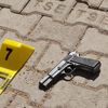 Kuyumcudaki silahlı soygun girişiminde çatışma çıktı, 2 hırsız kaçtı Kuyumcudaki silahlı soygun girişiminde çatışma çıktı, 2 hırsız kaçtı
