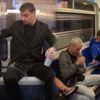 Metroda bacaklarını açarak oturan erkeklere protesto Metroda bacaklarını açarak oturan erkeklere protesto