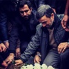 Ahmedinejad ölen annesinin mezarına girdi Ahmedinejad ölen annesinin mezarına girdi
