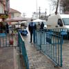 Pazar yerine giriş çıkışlar kapatıldı, az sayıda kişi ...