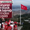Cumhurbaşkanı Erdoğan, dünyanın en büyük Türk bayrağını çocuklarla göndere çekti