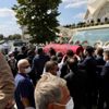 Suna Kıraç'ın naaşında kırmızı örtü detayı