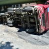 Bakırköy'de yol çöktü: Hafriyat kamyonu devrildi Bakırköy'de yol çöktü: Hafriyat kamyonu devrildi