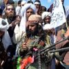 Taliban üyeleri silahlarla çarpışan arabaya bindi Taliban üyeleri silahlarla çarpışan arabaya bindi