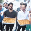 Burak Özçivit ve Murat Boz'dan bayram baklavası