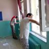 Öğretmenler atık kağıtları satıp okulu boyadı Öğretmenler atık kağıtları satıp okulu boyadı