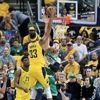 Myles Turner 2 metrelik rakibinin üzerinden smaç bastı! Myles Turner 2 metrelik rakibinin üzerinden smaç bastı!