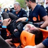 Annesinin elini bir an bile bırakmadı