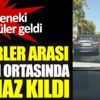Şehirler arası yolun ortasında namaz kıldı Şehirler arası yolun ortasında namaz kıldı