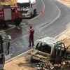 Yol kenarındaki yangını söndürmek isterken otomobili küle döndü