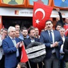 Mahinur Özdemir'i ihraç eden partiye siyah çelenk bıraktılar Mahinur Özdemir'i ihraç eden partiye siyah çelenk bıraktılar