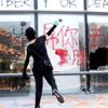Hong Kong da polisin eylemciyi gerçek mermiyle yaraladığı ... Hong Kong da polisin eylemciyi gerçek mermiyle yaraladığı ...