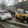 İki otomobil kavşakta çarpıştı: 3 yaralı İki otomobil kavşakta çarpıştı: 3 yaralı