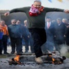 Baykal, Antalya'da yakılan nevruz ateşinin üzerinden atladı Baykal, Antalya'da yakılan nevruz ateşinin üzerinden atladı