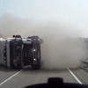 Devrilen tır otomobile metreler kala durdu
