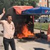 Zabıtanın kaldırmaya çalıştığı karpuz yüklü aracını benzinle yaktı Zabıtanın kaldırmaya çalıştığı karpuz yüklü aracını benzinle yaktı