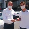 YSK şampiyonuna otomobilini hediye etti YSK şampiyonuna otomobilini hediye etti