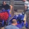 Tonlarca domatesi çöpe atan iş yeri sahibi: 20-30 kasa döktük Tonlarca domatesi çöpe atan iş yeri sahibi: 20-30 kasa döktük