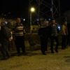 Meraklı kalabalık coronaya aldırmadan yangını izledi