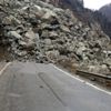 Heyelanın kapattığı yolu açma çalışmaları sürüyor Heyelanın kapattığı yolu açma çalışmaları sürüyor