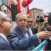 Erdoğan mitingi bırakıp yanına gitti