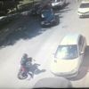 Kontrolünü kaybeden motor sürücüsü yerde metrelerce sürüklendi
