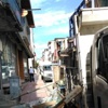 Bir buçuk tonluk camın altında kaldılar