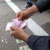 Cips paketinin içinden paralar çıktı Cips paketinin içinden paralar çıktı