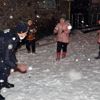 Polis sitelerin bahçesinde kartopu oynayan çocuklarla oyun oynadı Polis sitelerin bahçesinde kartopu oynayan çocuklarla oyun oynadı