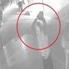 Kaldırım taşları ile camı kırıp 40 saniyede 30 bin TL'lik cep telefonu çaldılar Kaldırım taşları ile camı kırıp 40 saniyede 30 bin TL'lik cep telefonu çaldılar