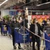 İstanbul’da yasak öncesi marketlerde alışveriş kuyruğu oluştu İstanbul’da yasak öncesi marketlerde alışveriş kuyruğu oluştu