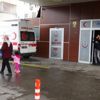 Alacaklılarla görüşmek için araca bindi, ayağından vurulup caddeye atıldı Alacaklılarla görüşmek için araca bindi, ayağından vurulup caddeye atıldı