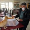 Kapanan kahvehanesini sokak hayvanlarına açtı Kapanan kahvehanesini sokak hayvanlarına açtı
