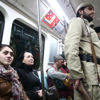 Metro istasyonunda halka hoşaf dağıtıldı Metro istasyonunda halka hoşaf dağıtıldı