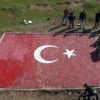 Sınırdaki tepeye dev Türk bayrağı yapıldı