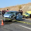 Hatalı sollama yapan otomobil taksi ile çarpıştı: 1 ölü 2 yaralı Hatalı sollama yapan otomobil taksi ile çarpıştı: 1 ölü 2 yaralı