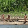 Amazon kabilesi Peru'da köy bastı Amazon kabilesi Peru'da köy bastı