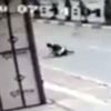 Köpeklerin saldırdığı öğrenciler otomobilin altında kalmaktan son anda kurtuldu Köpeklerin saldırdığı öğrenciler otomobilin altında kalmaktan son anda kurtuldu