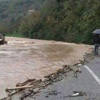 Sel karayolunu ulaşıma kapattı