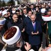 Cemaat liderinin cenazesinde 'koronavirüs' önlemlerini hiçe saydılar