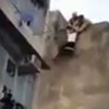 İntihar etmek isteyen kadını havada yakaladı İntihar etmek isteyen kadını havada yakaladı